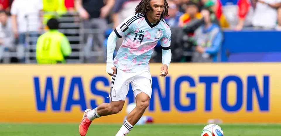 Jugador corriendo con balón durante un partido