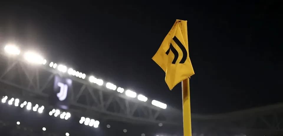 Esquina amarilla con logo de Juventus iluminada