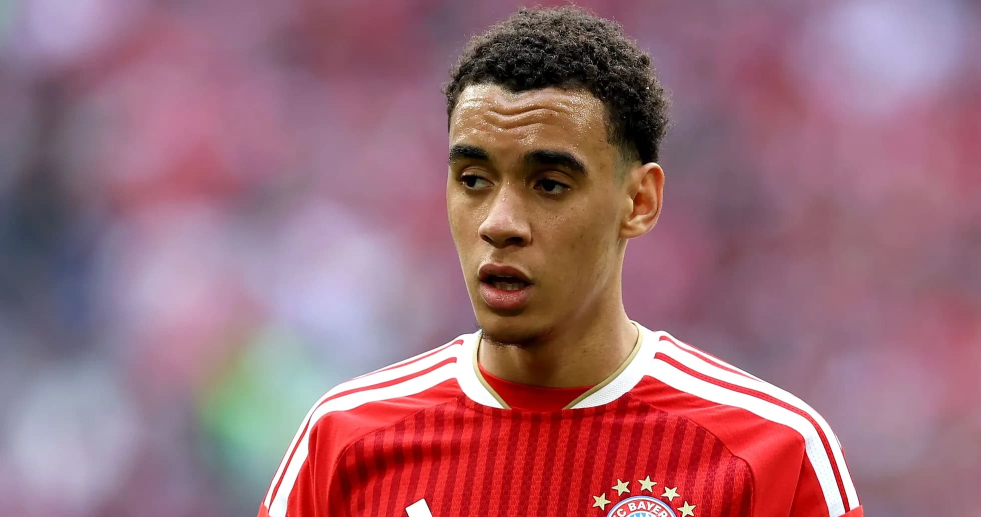 Jugador de Bayern Múnich en uniforme rojo durante partido