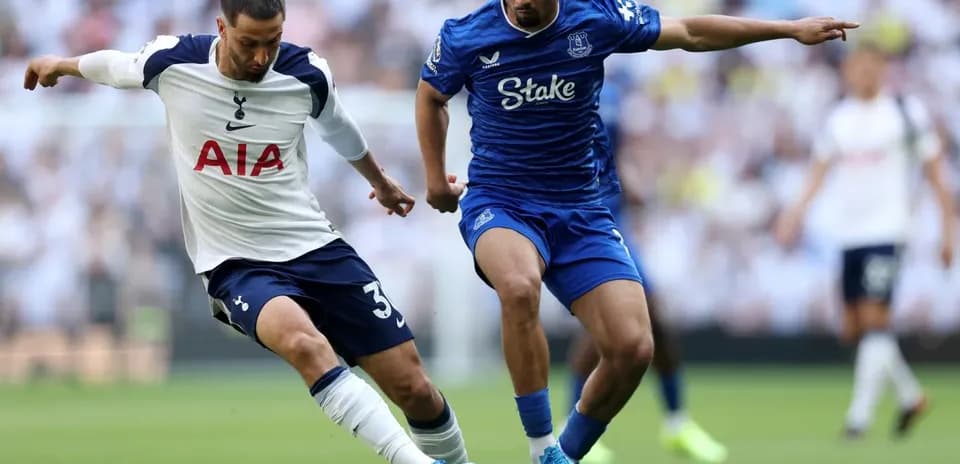 Jugadores de Tottenham y Everton en acción