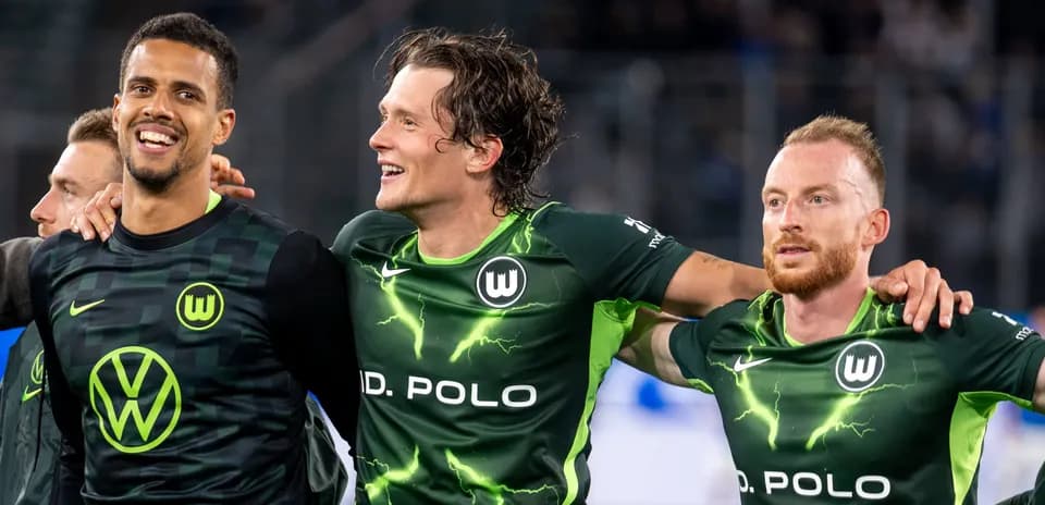 Jugadores del Wolfsburgo celebrando en el campo
