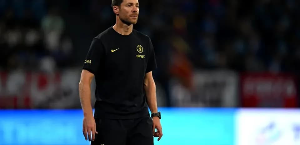 Entrenador en el campo durante el partido