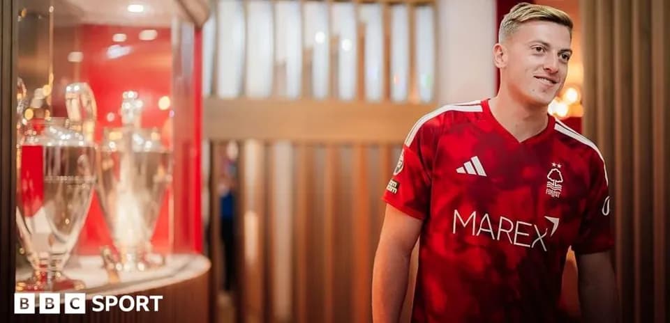 Jugador de Nottingham Forest posando junto a trofeos