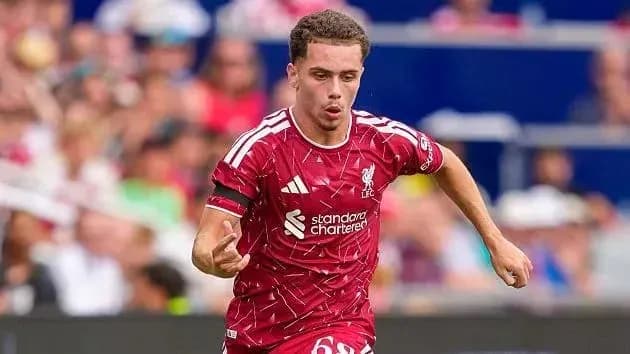 Jugador de Liverpool corriendo con el balón durante el partido