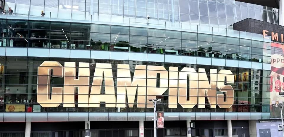 Texto 'CHAMPIONS' en el exterior del estadio