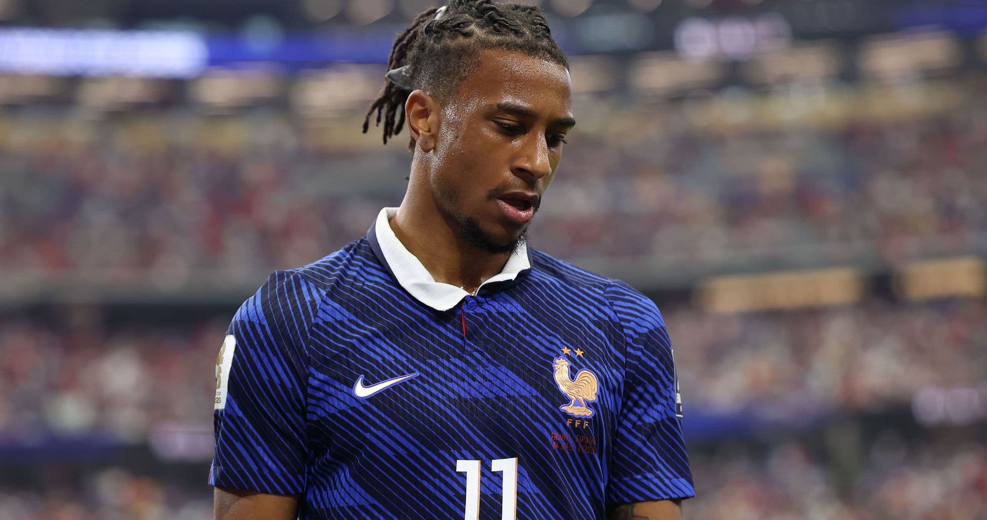 Jugador de Francia con camiseta azul durante el partido