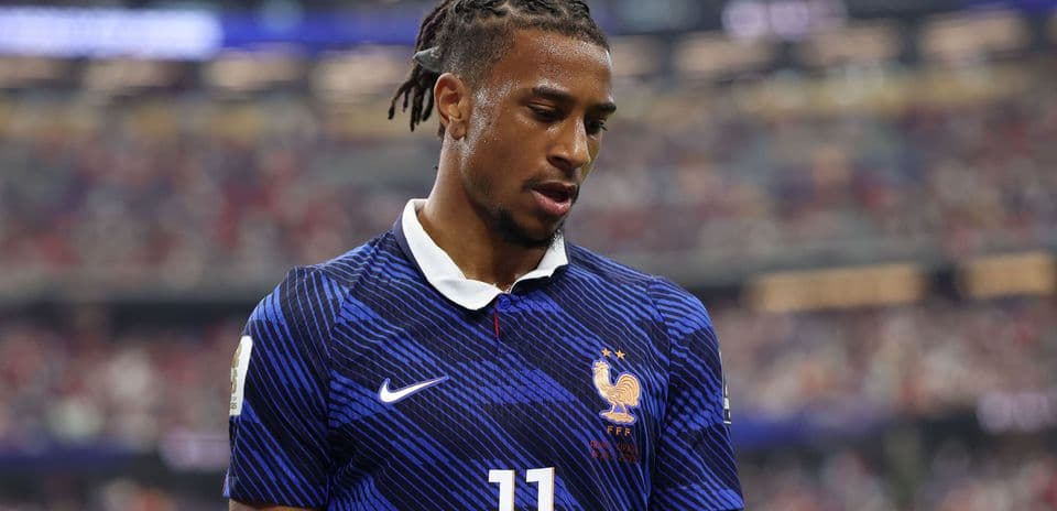 Jugador de Francia con camiseta azul durante el partido