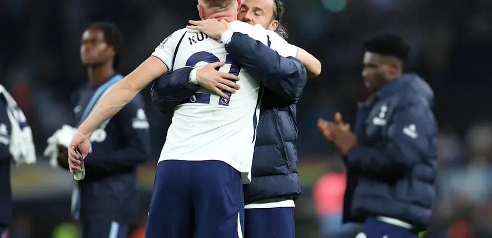 Jugadores de Tottenham abrazándose tras el partido