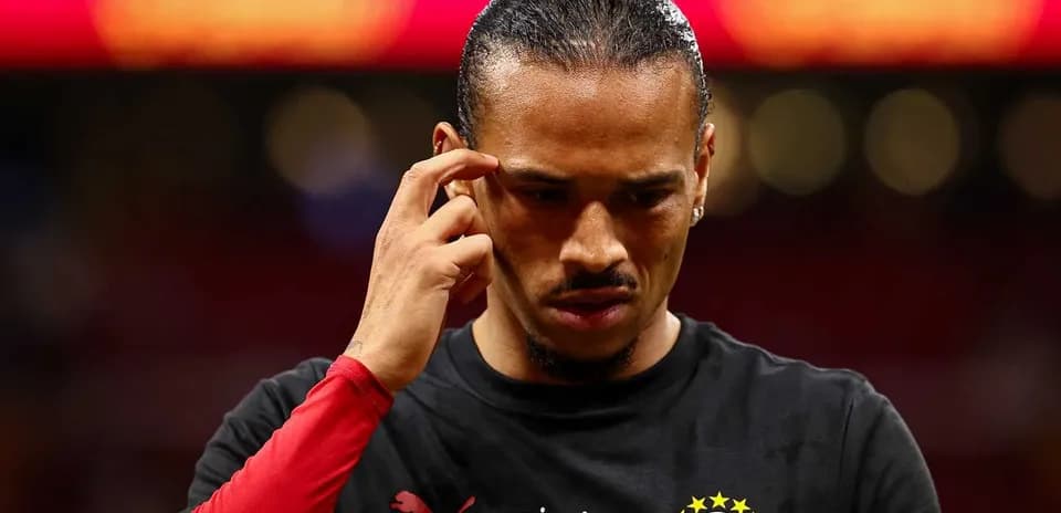 Jugador de Galatasaray con camiseta negra pensativo