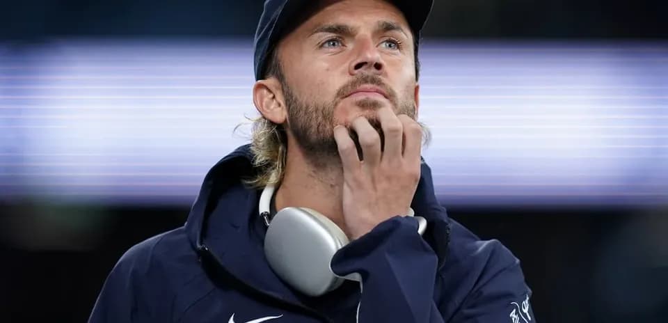 Entrenador pensativo en el estadio antes del partido