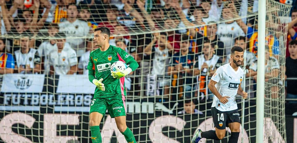 Portero de Valencia en acción durante el partido