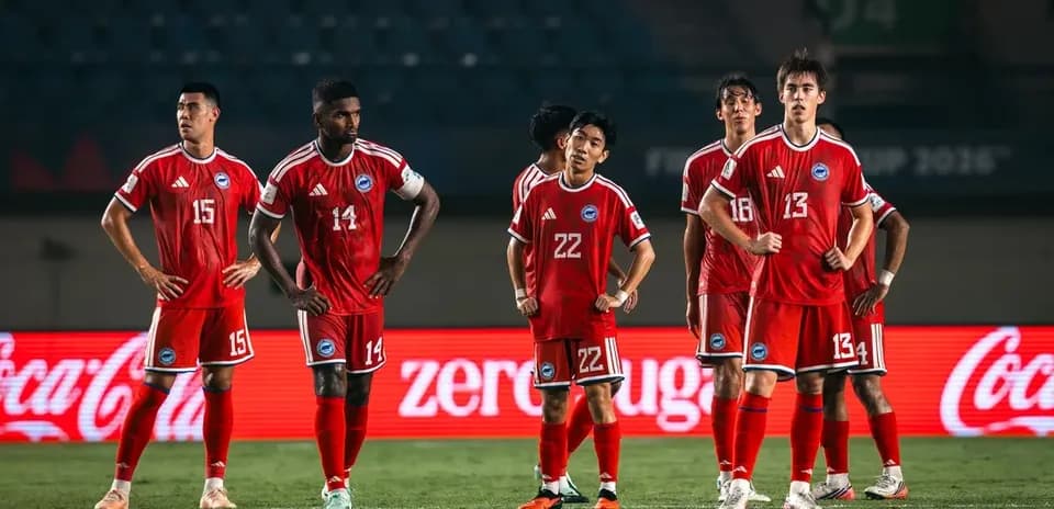 Jugadores en uniforme rojo de pie en el campo