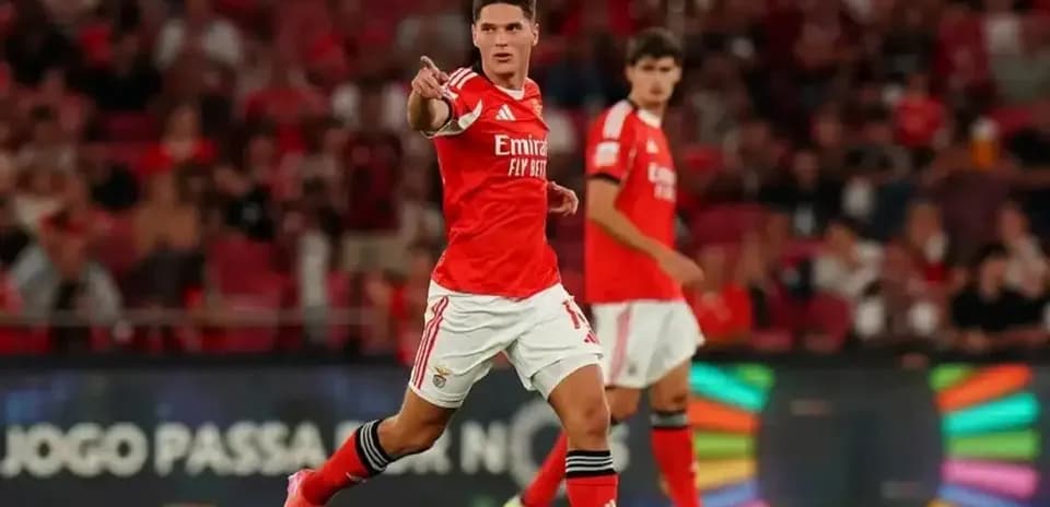 Jugador de Benfica señalando durante el partido