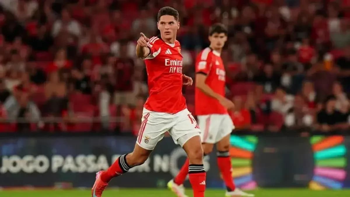 Jugador de Benfica señalando durante el partido