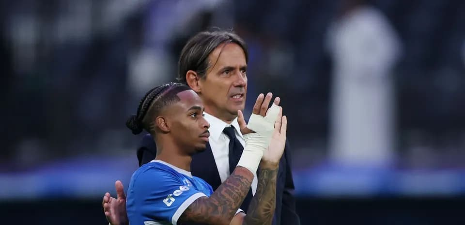 Jugador y entrenador saludando al público tras partido