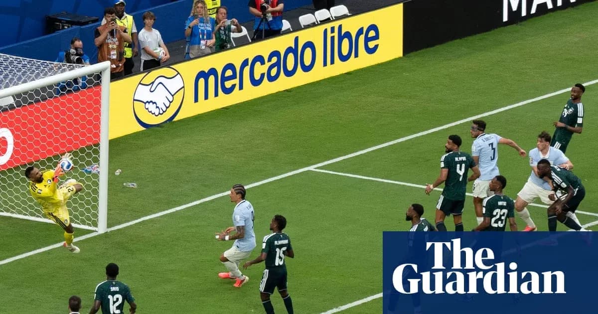 Portero deteniendo un tiro en un partido de fútbol