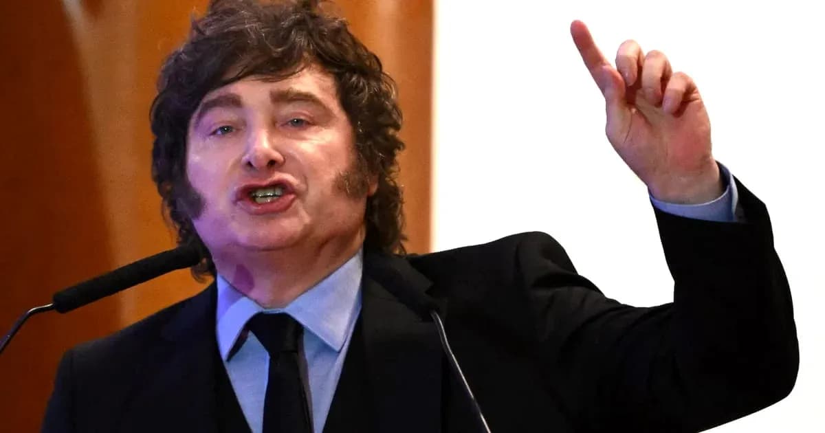 Hombre hablando en un podio con mano levantada