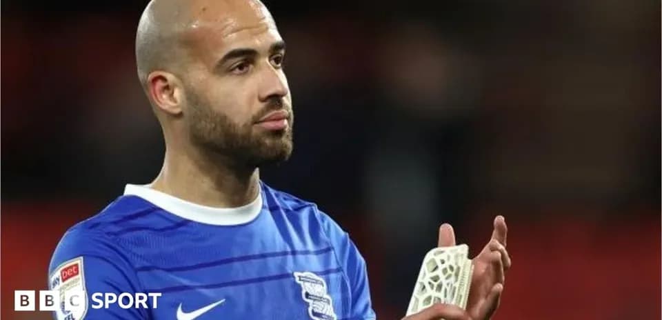 Jugador de Birmingham aplaudiendo tras el partido