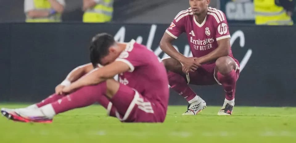 Jugadores de Real Madrid sentados tras el partido