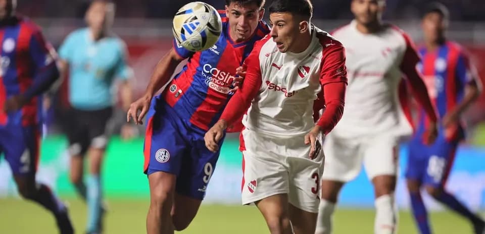 Jugador de Independiente y San Lorenzo disputando el balón