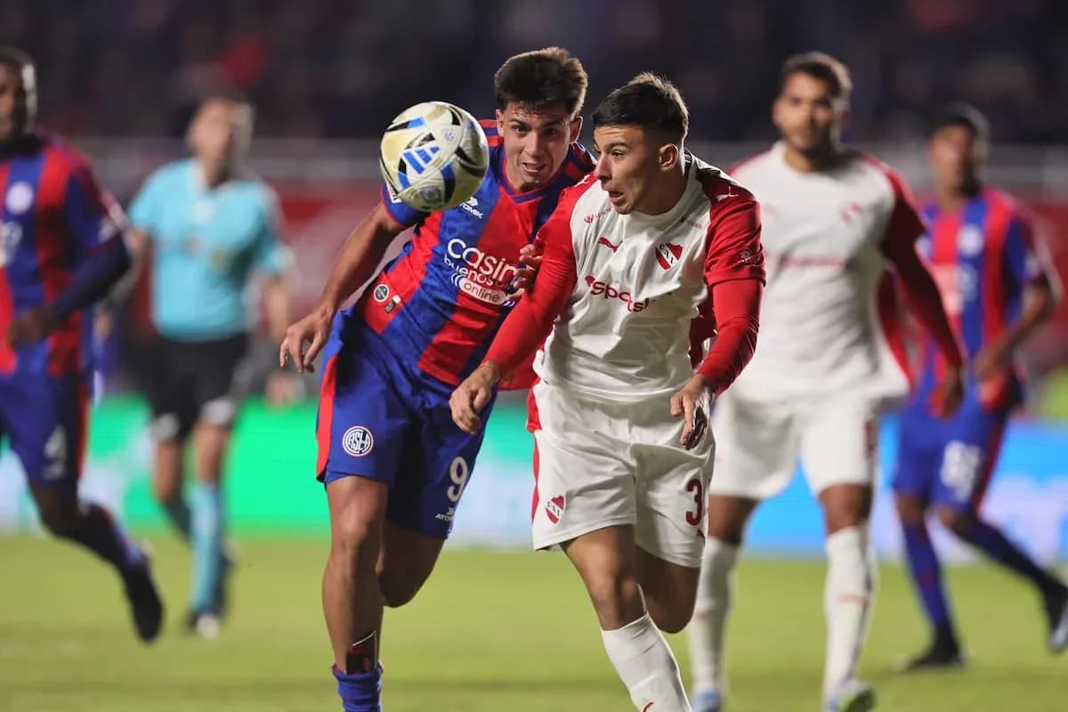 Jugador de Independiente y San Lorenzo disputando el balón