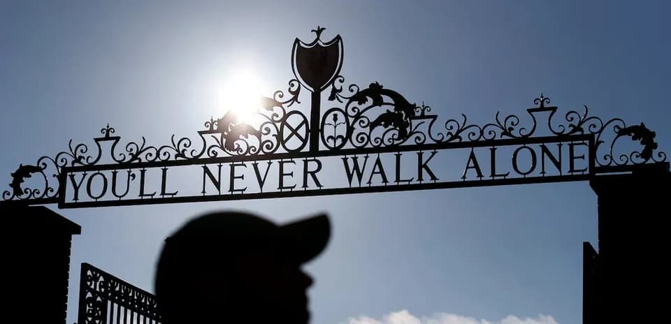 Cartel 'You'll Never Walk Alone' en el estadio