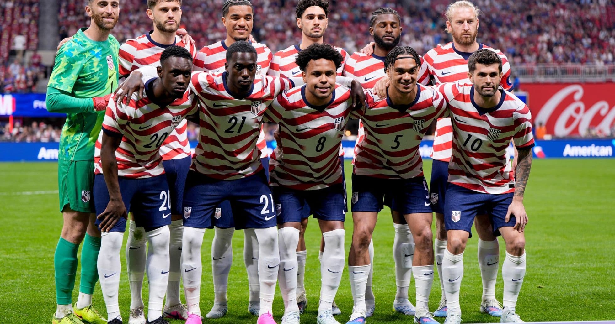 Equipo de Estados Unidos en partido de fútbol