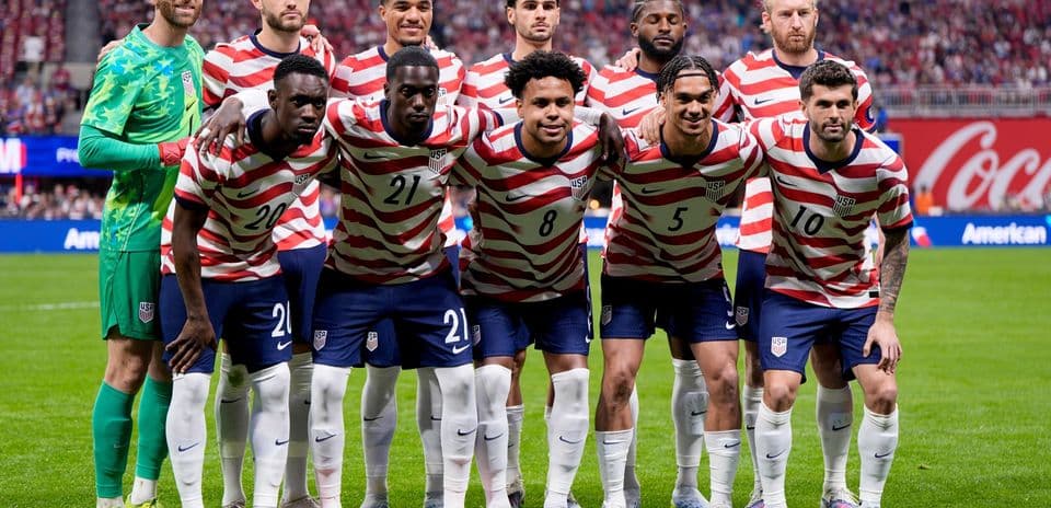 Equipo de Estados Unidos en partido de fútbol