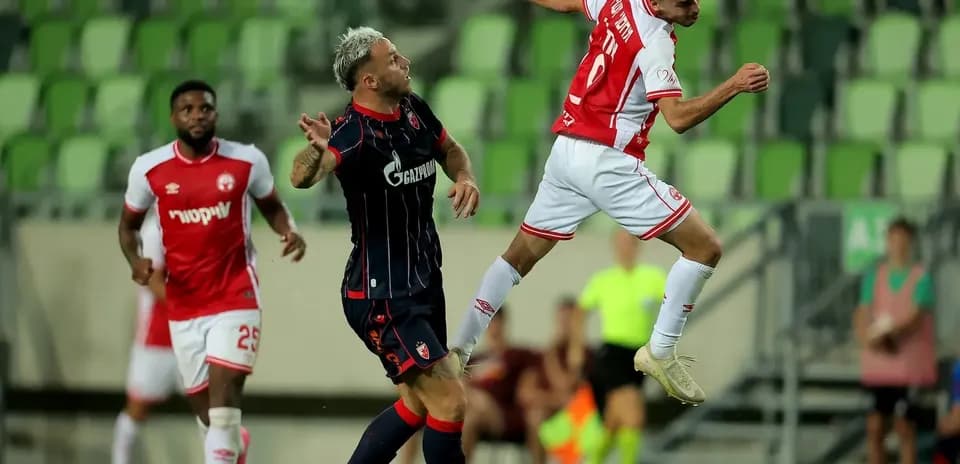 Jugando en el partido FK Crvena Zvezda vs Hapoel Beer Sheva