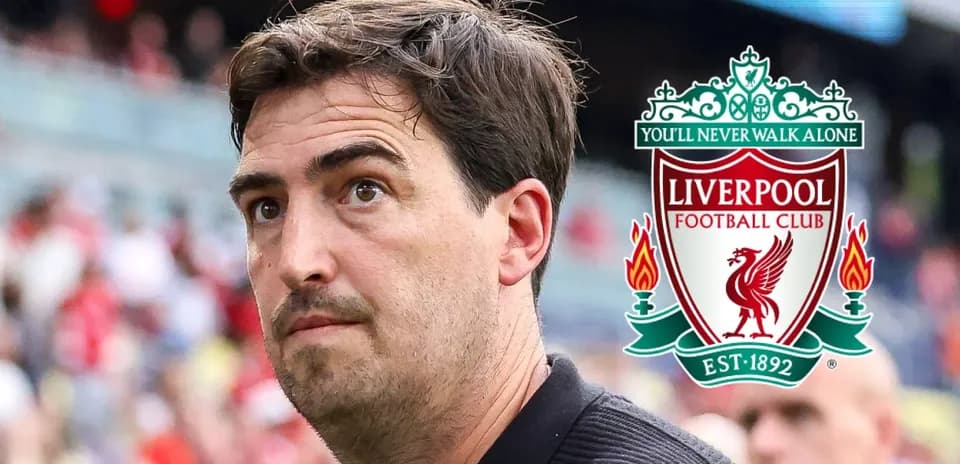 Entrenador de Liverpool en el campo durante el partido