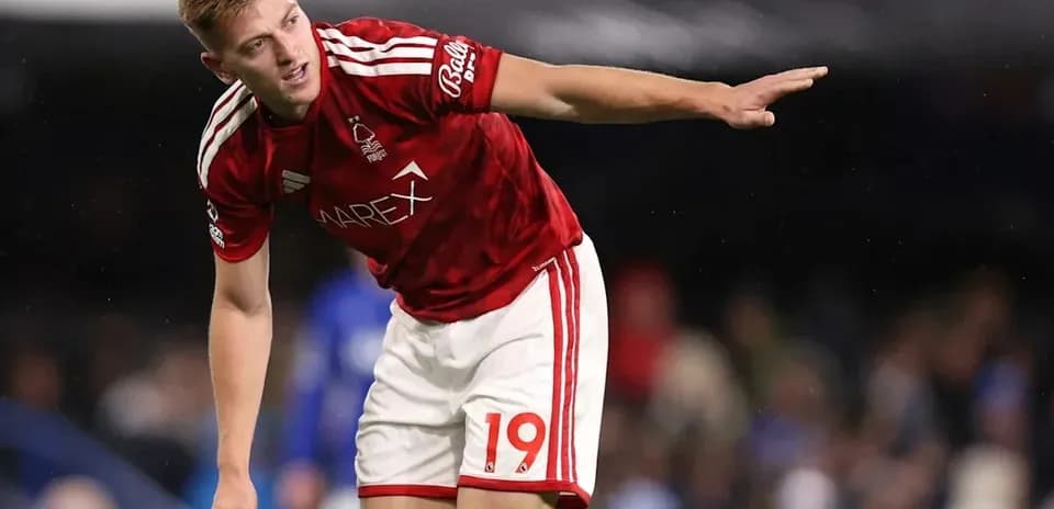 Jugador de Nottingham Forest señalando durante el partido