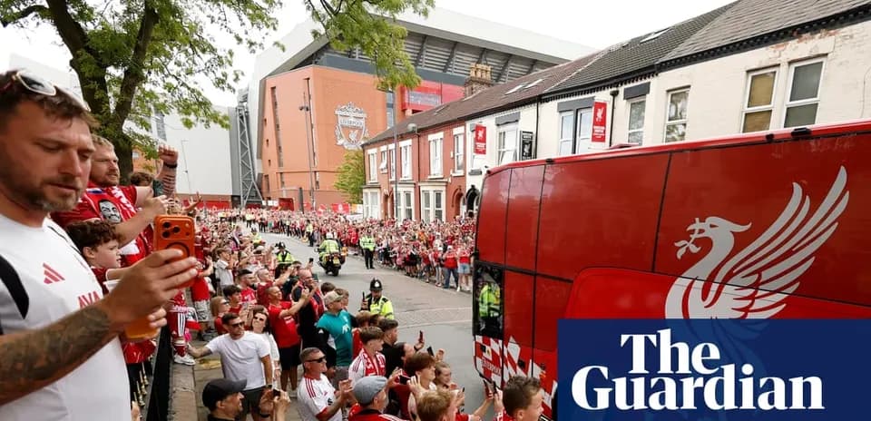 Aficionados de Liverpool recibiendo al autobús del equipo