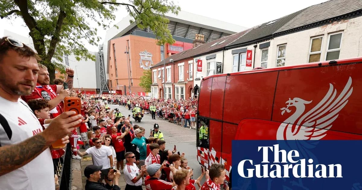 Aficionados de Liverpool recibiendo al autobús del equipo