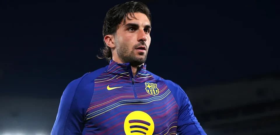 Jugador en uniforme de calentamiento de fútbol