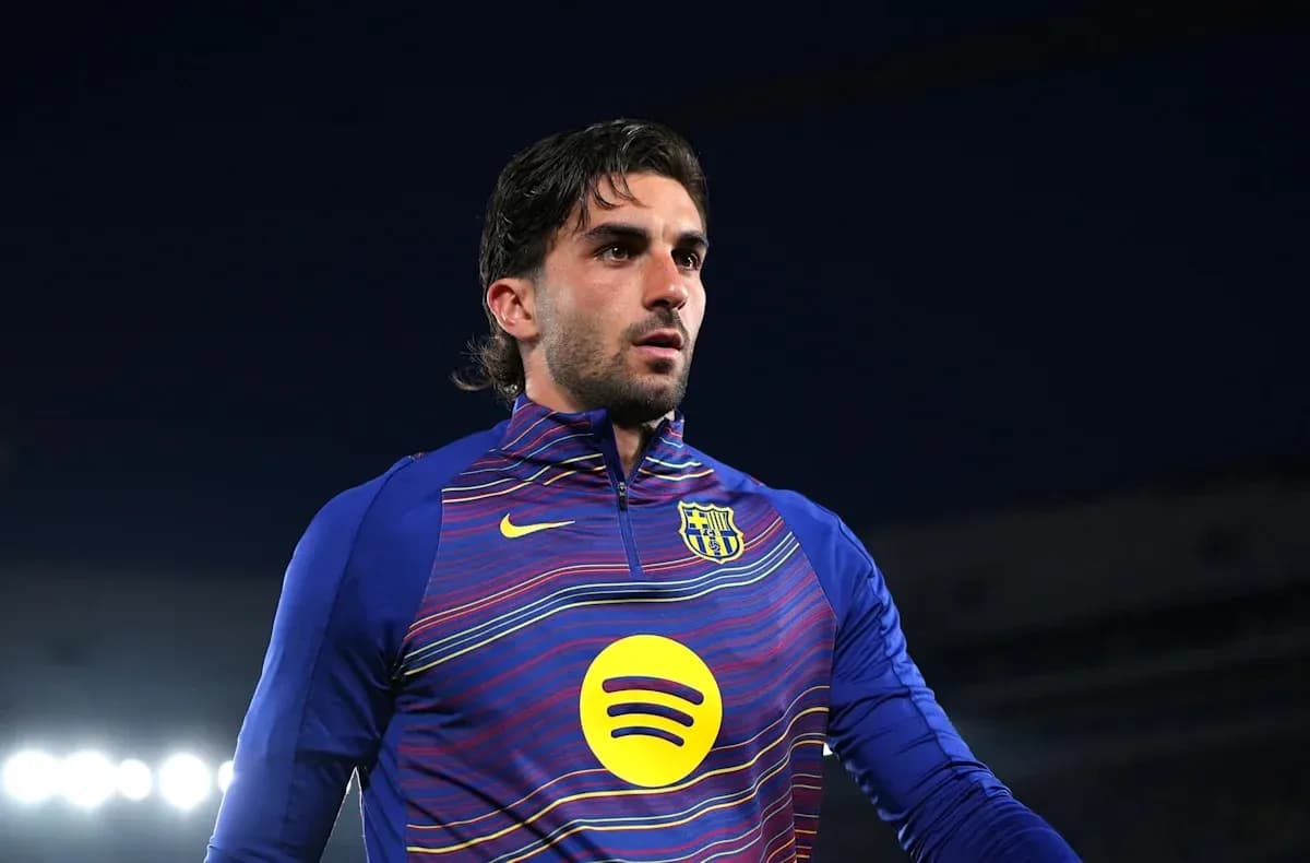 Jugador en uniforme de calentamiento de fútbol