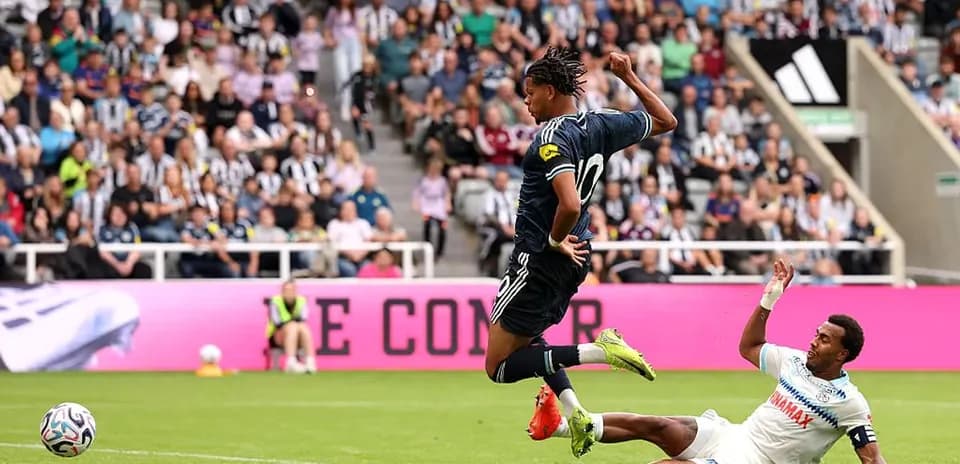 Jugador saltando sobre un oponente en el campo