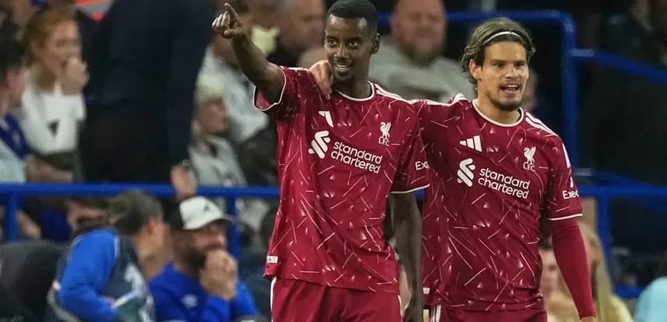 Jugadores de Liverpool celebrando un gol en el partido