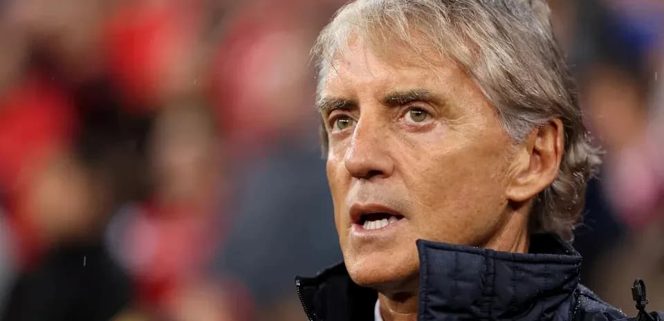 Entrenador observando el partido desde la línea