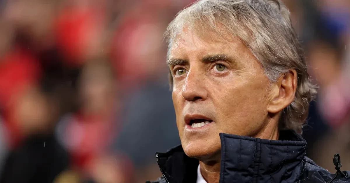 Entrenador observando el partido desde la línea