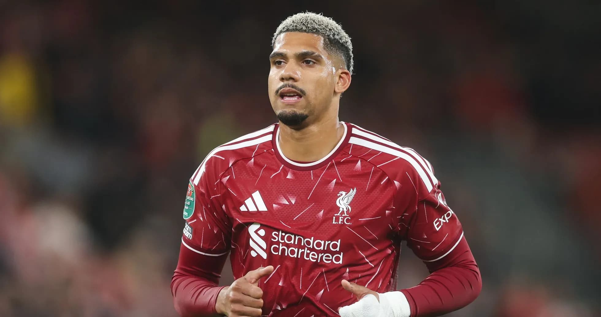 Jugador de Liverpool con camiseta roja en el campo