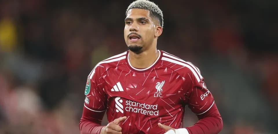 Jugador de Liverpool con camiseta roja en el campo