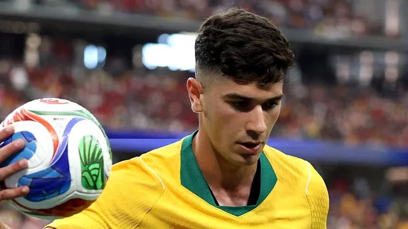 Jugador australiano lanzando el balón en partido