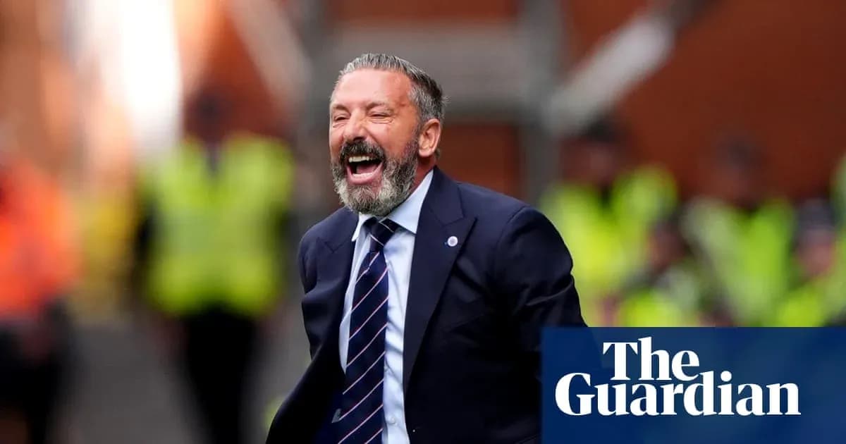 Entrenador celebrando durante un partido de fútbol
