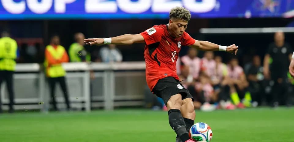 Jugador de Egipto pateando el balón durante el partido