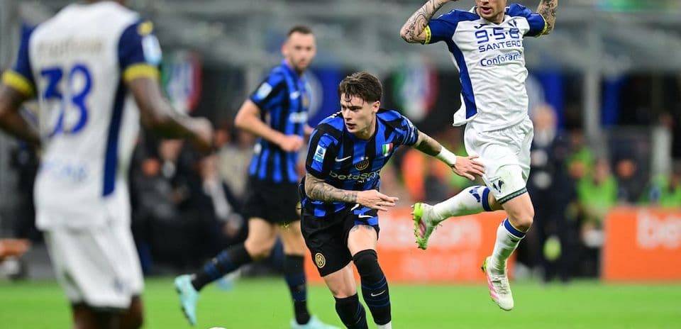 Un jugador de Inter esquivando a un defensor de Hellas Verona