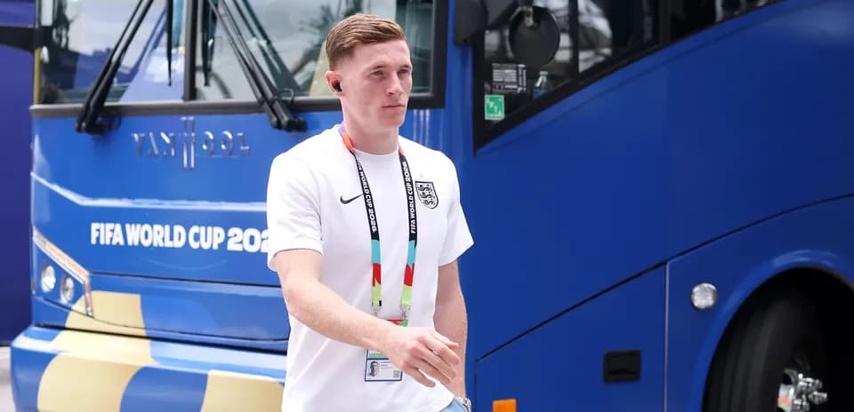Jugador caminando junto al autobús de la selección inglesa