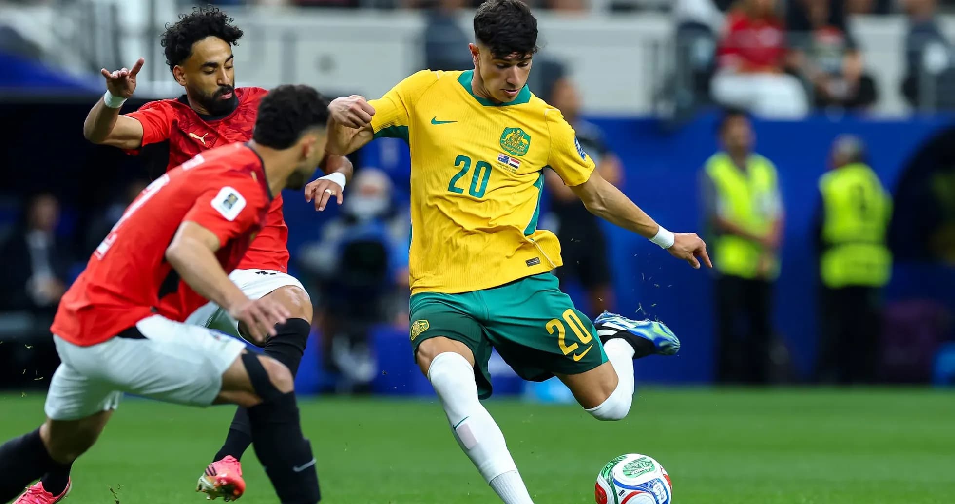 Jugador australiano driblando a oponente egipcio