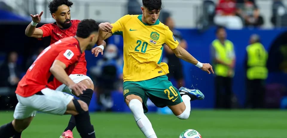 Jugador australiano driblando a oponente egipcio