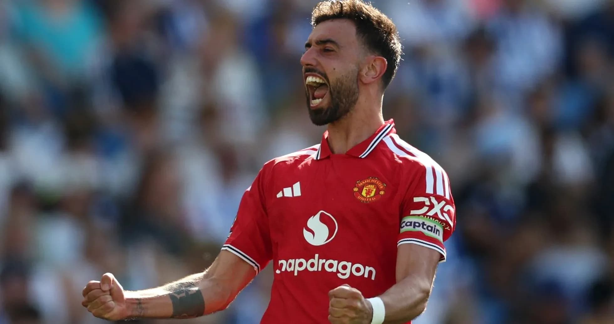 Bruno Fernandes celebrando un gol con el puño en alto