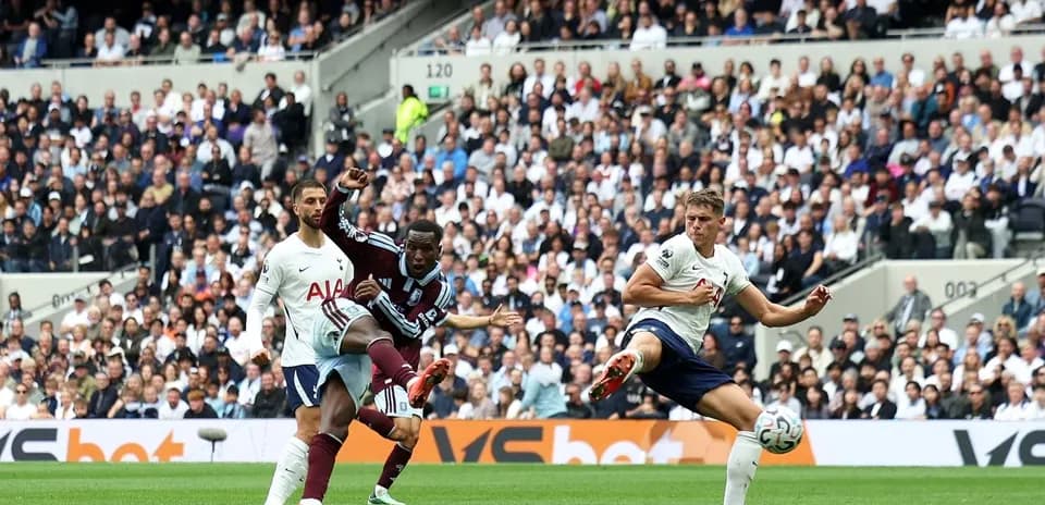 Jugador de Tottenham disparando a puerta en partido